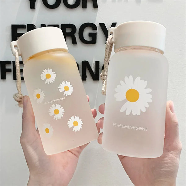 Small Daisy Frosted Plastic Mug, Portable Transparent Travel Tea Cup, Cute BPA-Free Water Bottle for Outdoor Use