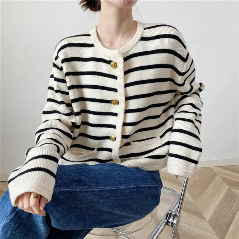 Autumn and winter Korean contrasting striped knitted cardigan women's winter single -row metal buckle pocket sweater cardigans