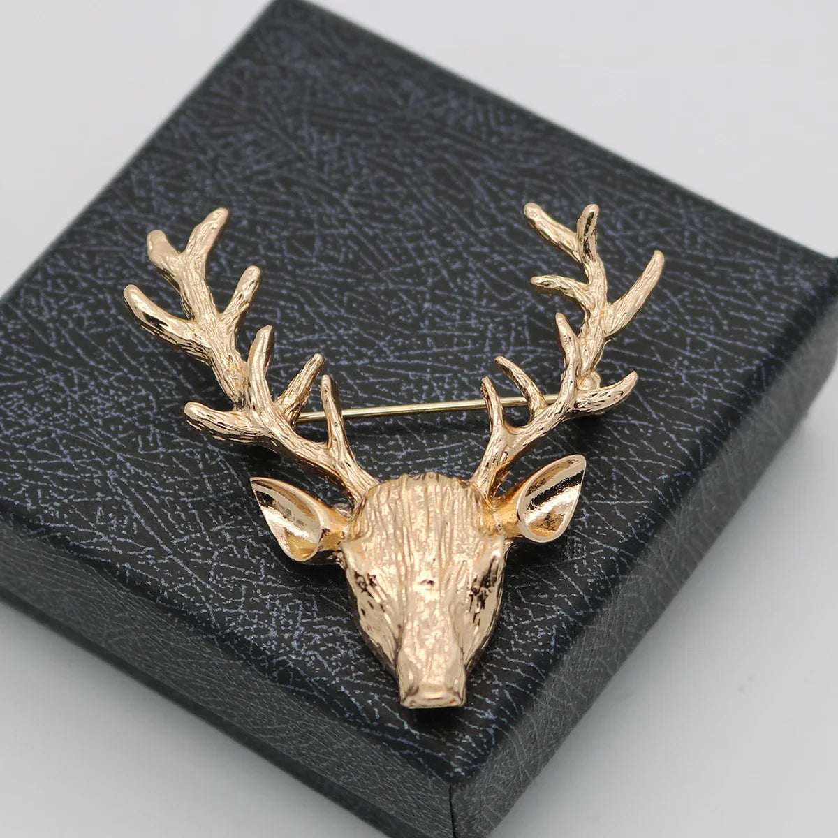 High End Trendy Broche Elk Head Pins and Brooches Animal Deer Metal Brooch Pin Badge Scraf Buckle Collar Suit Accessories