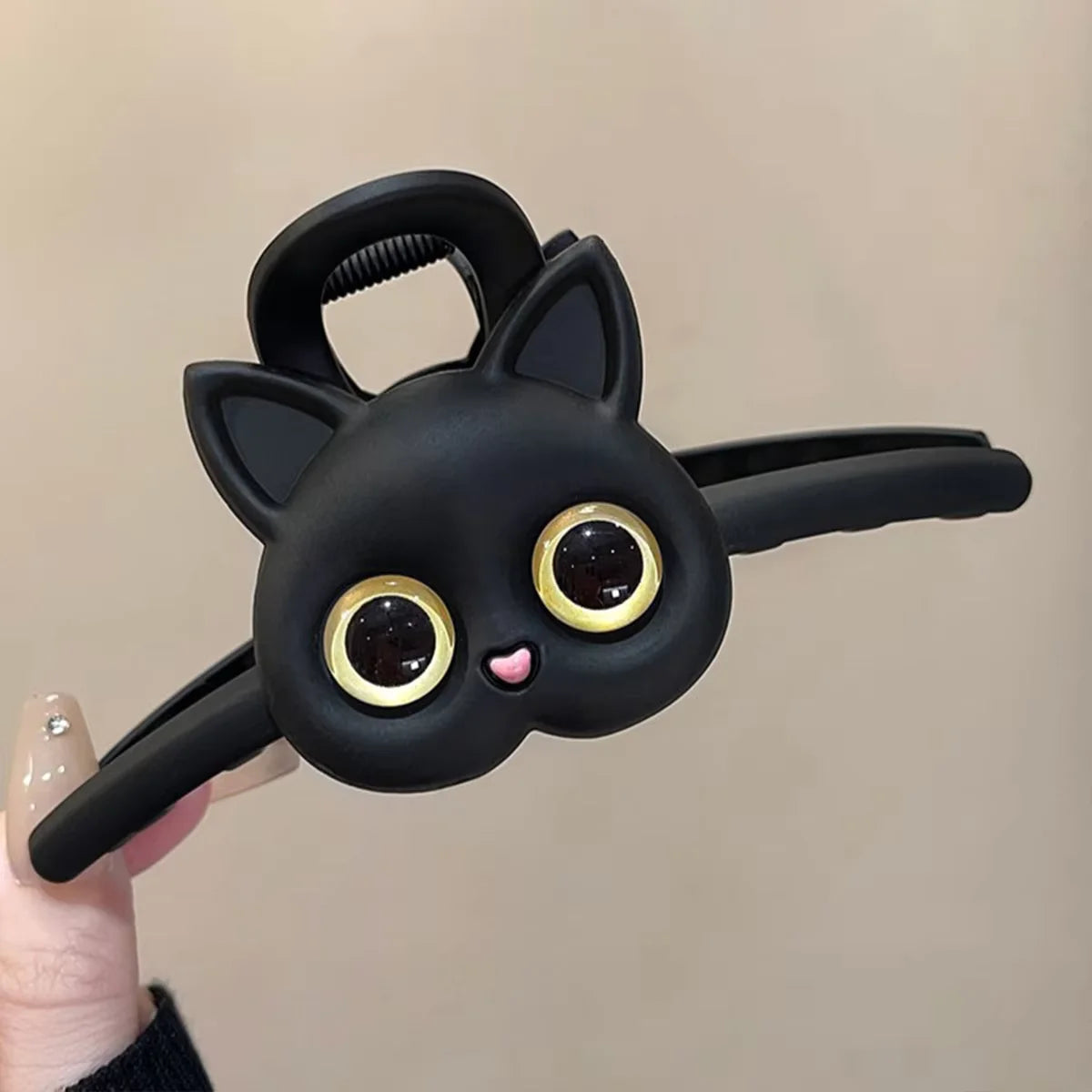 Cute cat large plate hairpin on the back of the woman's head, shark clip grip clip hairpin head