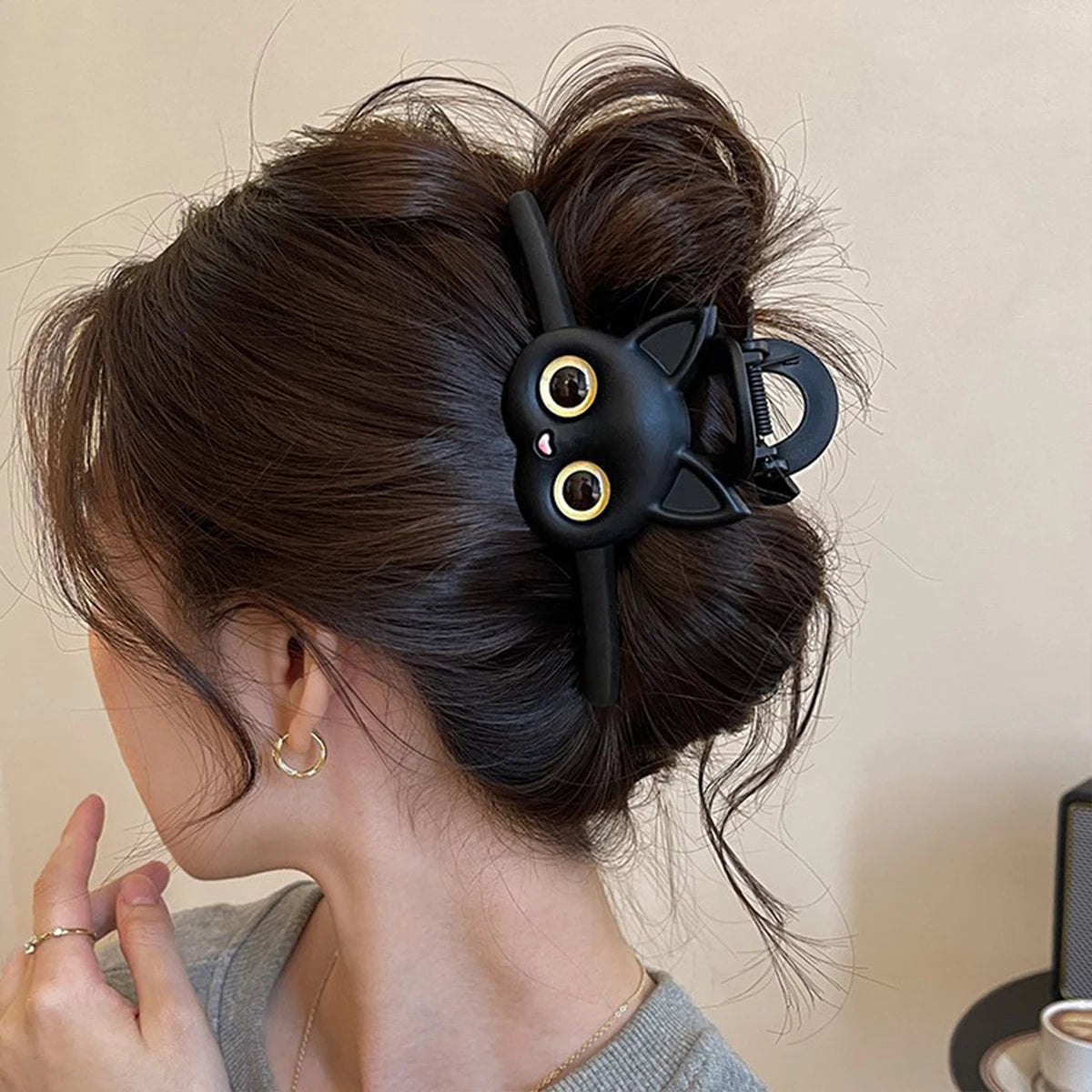 Cute cat large plate hairpin on the back of the woman's head, shark clip grip clip hairpin head